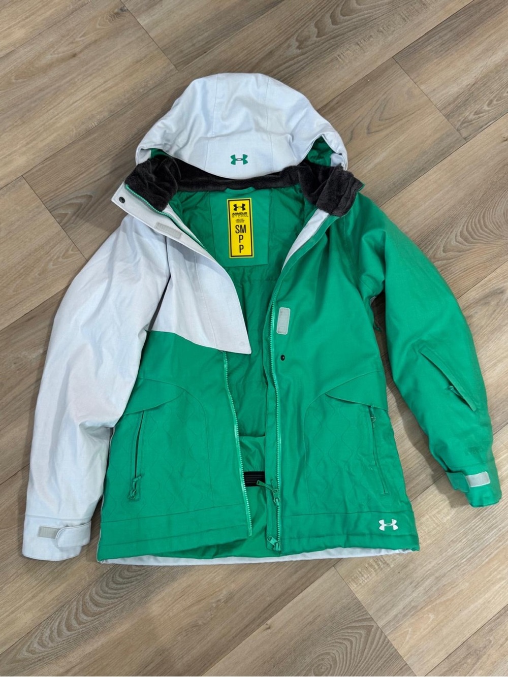 Under Armour women' Green and White Hooded Jacket
